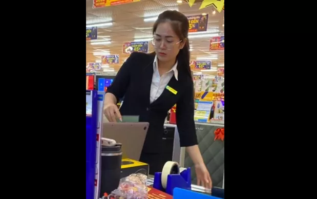 Quay lén em gái TGDD quần lót trắng sextop1