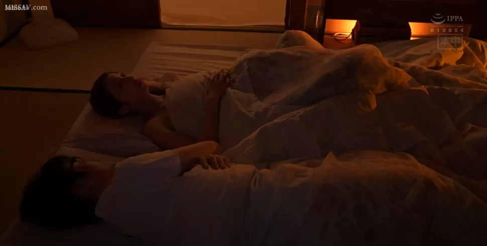 Người vợ có ham muốn tình dục bất thường Yumika Saeki gọi một người đàn ông đang mang thai đến nhà và thích gieo hạt giống tình dục khi mang thai cho người chồng không có hạt giống của mình khi chồng cô vắng nhà