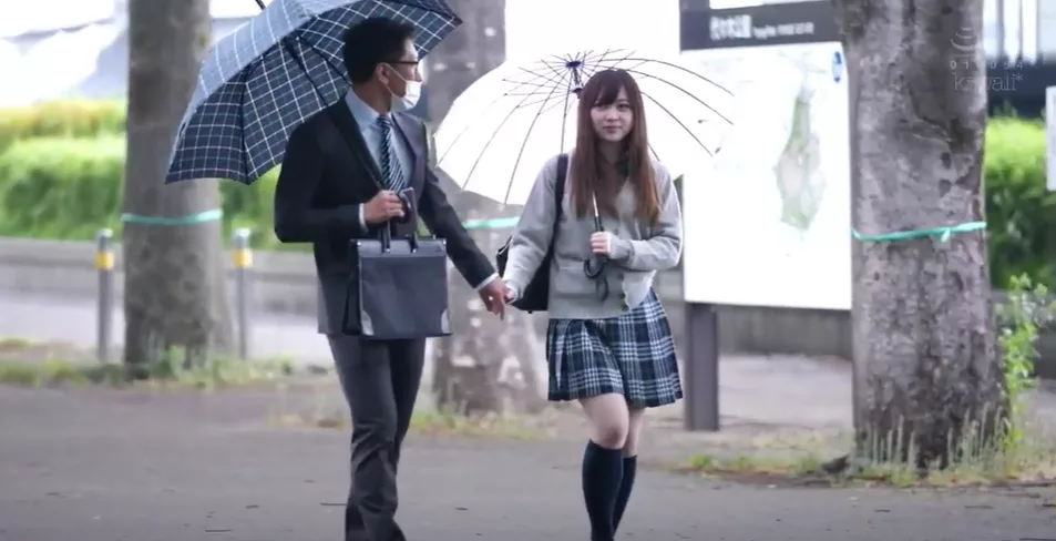 Một Yl xinh đẹp mặc đồng phục muốn kiếm tiền nên đã trốn học để quan hệ với một gã đàn ông lớn tuổi ghê tởm – Ren Midorika